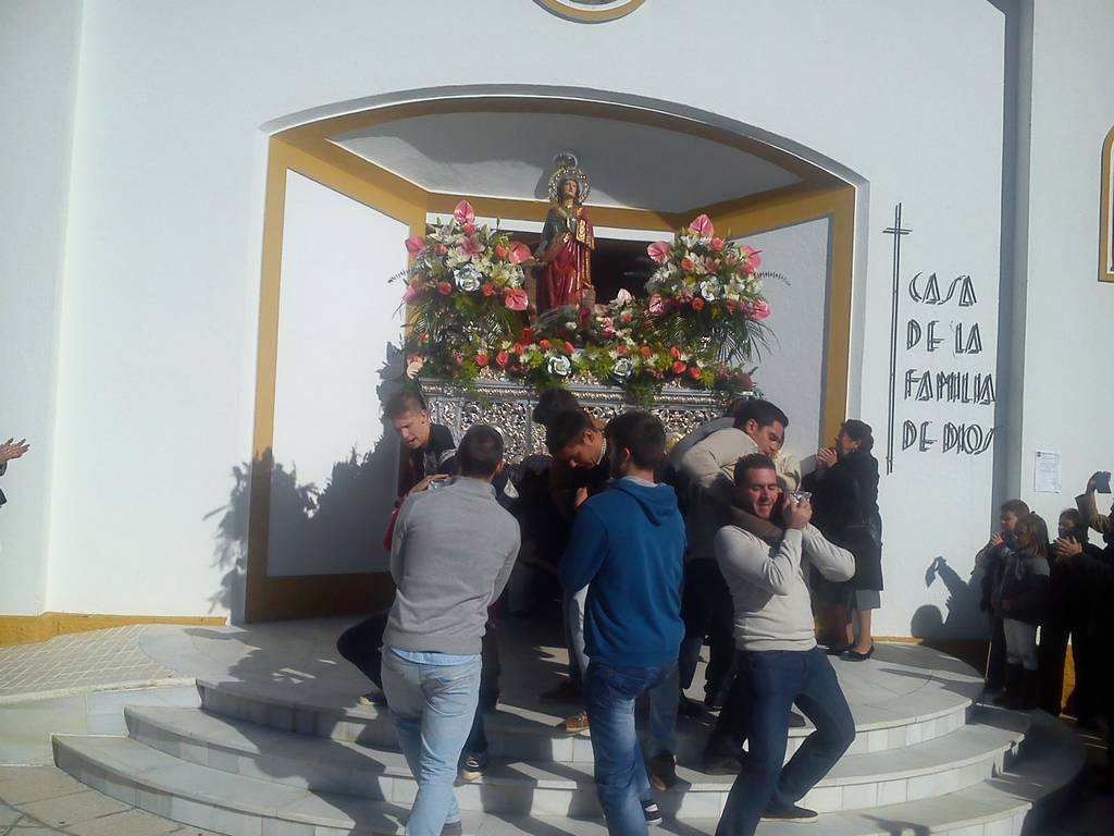 Santa Bárbara inicia sale de la iglesia