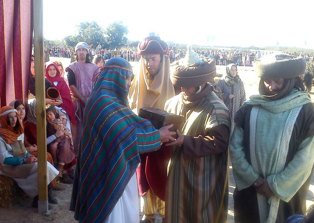 Entrega del cofre con oro a los Reyes