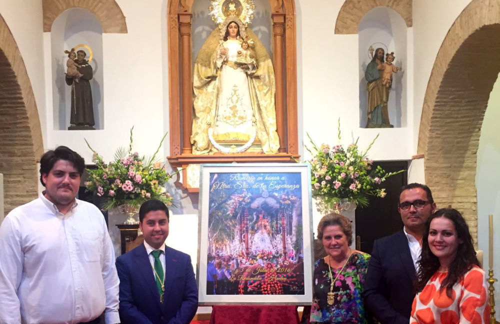 El autor del cartel y autoridades posan