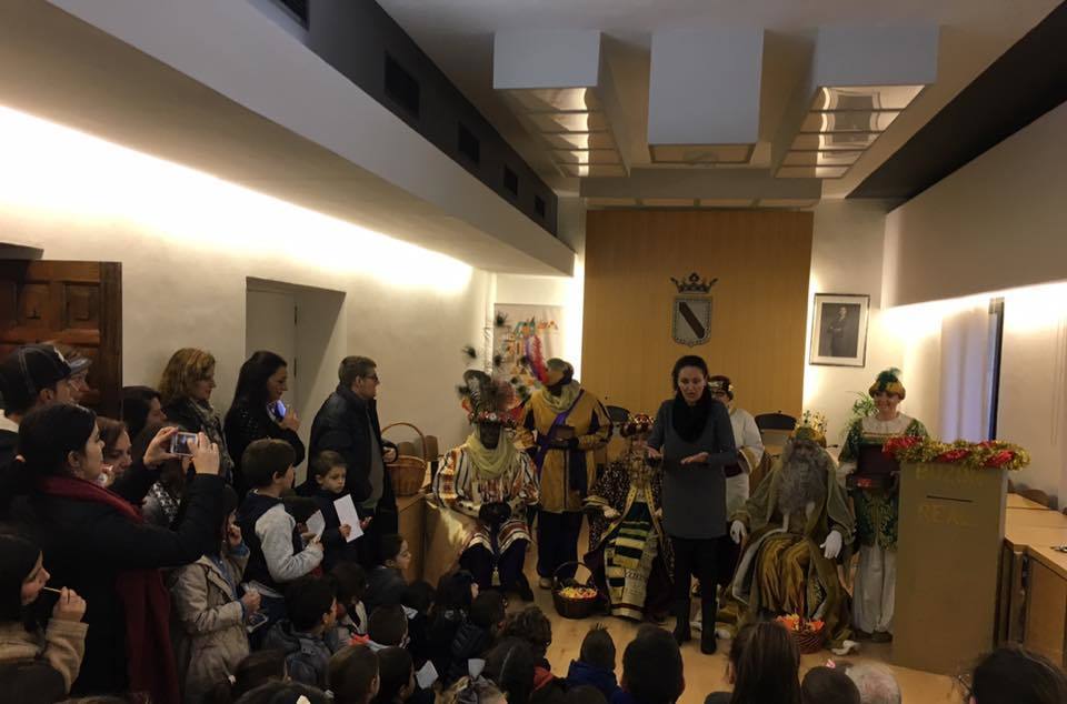 la-alcaldesa-de-gibraleon-junto-a-los-reyes-magos