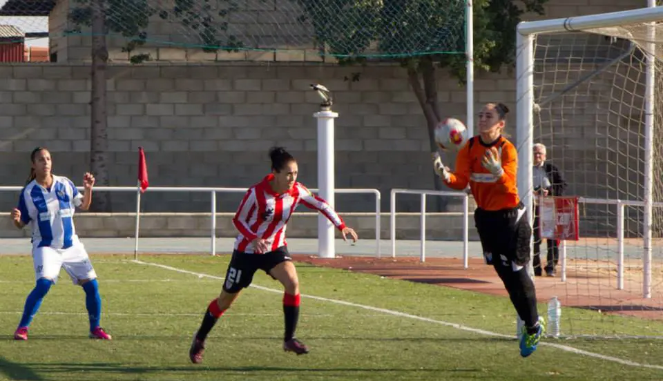 Sara Serrat en una acci&oacute;n durante un partido.