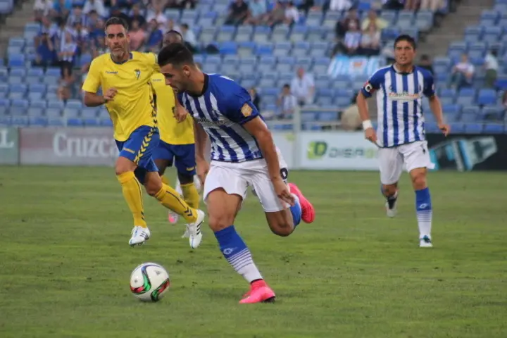 Rub&eacute;n Mesa en una acci&oacute;n del partido en el Nuevo Colombino perseguido por Abel G&oacute;mez, actual t&eacute;cnico albiazul, y Jes&uacute;s V&aacute;zquez, presidente del Decano. Fuente: Imagen de archivo