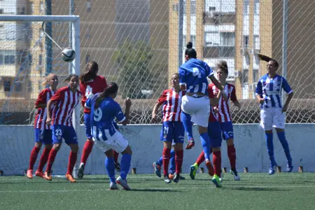 Momento en el que Sandra logra el gol del Sporting.