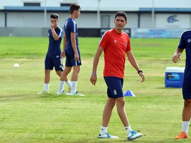 Juanma Pav&oacute;n, en un entrenamiento con el Recre.