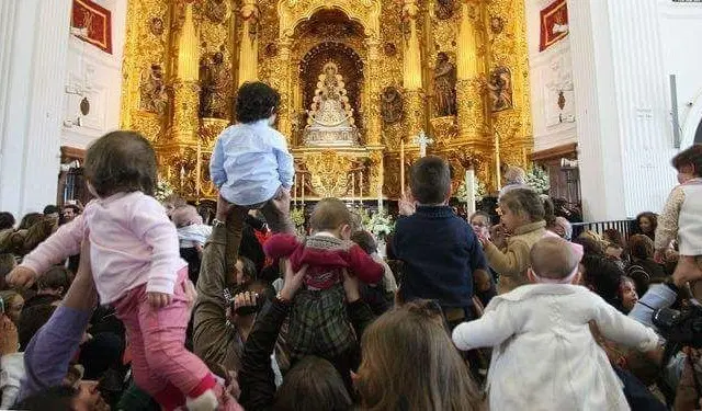 Ni&ntilde;os durante la celebraci&oacute;n de la Candelaria en el Santuario del Roc&iacute;o