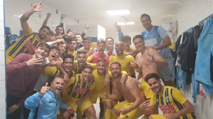 El Isla Cristina celebra en el vestuario el triunfo ante el Atletico Onubense./ @C1fu5