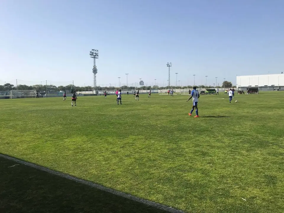 Un lance del encuentro entre Atletico Onubense y Pinz&oacute;n en la Ciudad Deportiva./ FRAN OLIVA