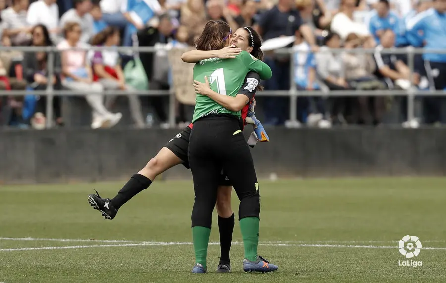 Sara Serrat, la portera del Sporting, se abraza con una compa&ntilde;era tras el empate a &uacute;ltima hora./ lfp.es
