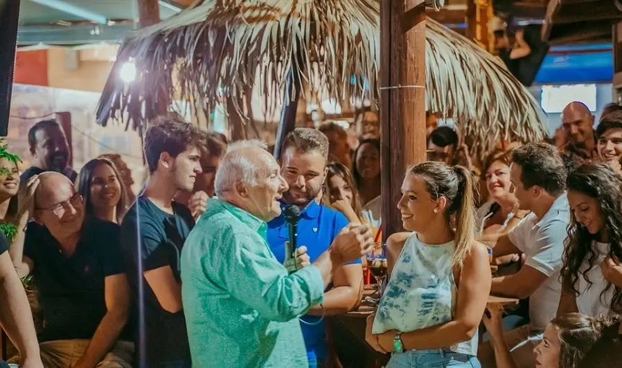 Xavier Deltell interact&uacute;a con el p&uacute;blico en Cacoa Beach la semana pasada.