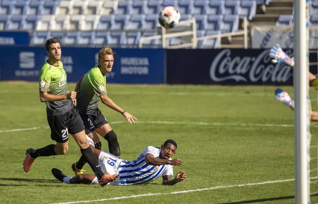 Encuentro correspondiente a la quinta jornada. Recreativo 2 - Real Balomp&eacute;dica Linense 0.  Imagen de Alberto D&iacute;az.
