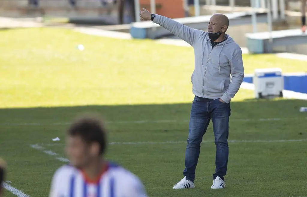 Encuentro correspondiente a la quinta jornada. Recreativo 2 - Real Balomp&eacute;dica Linense 0.  Imagen de Alberto D&iacute;az.