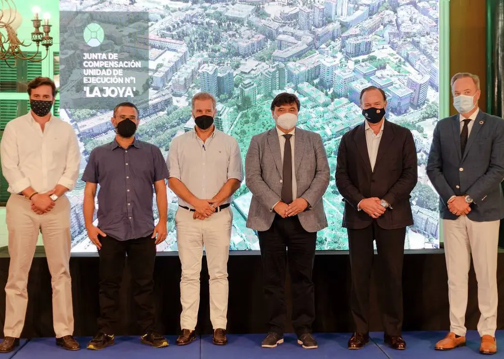 El pdte. de la C&aacute;mara de Comercio, el arque&oacute;logo, el arquitecto, el alcalde, el pdte. de la FOE y el concejal de Urbanismo. (FOTO M.R.M)