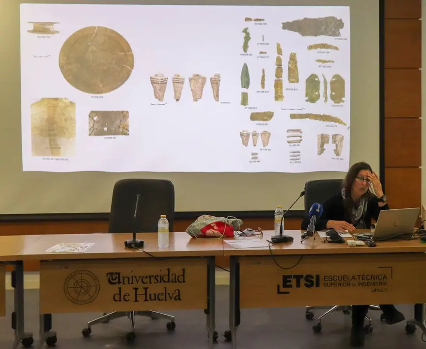 Exposici&oacute;n de parte de los restos cer&aacute;micos y &oacute;seos hallados en los enterramientos.