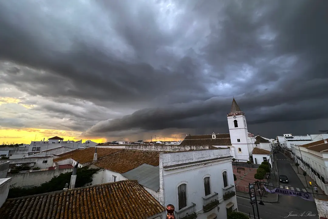 Nubes en San Juan del Puerto. Foto: J. A. Ruiz