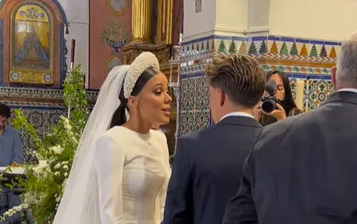 Pilar Bogado canta a su novio en su boda. Foto: @pilarbogado
