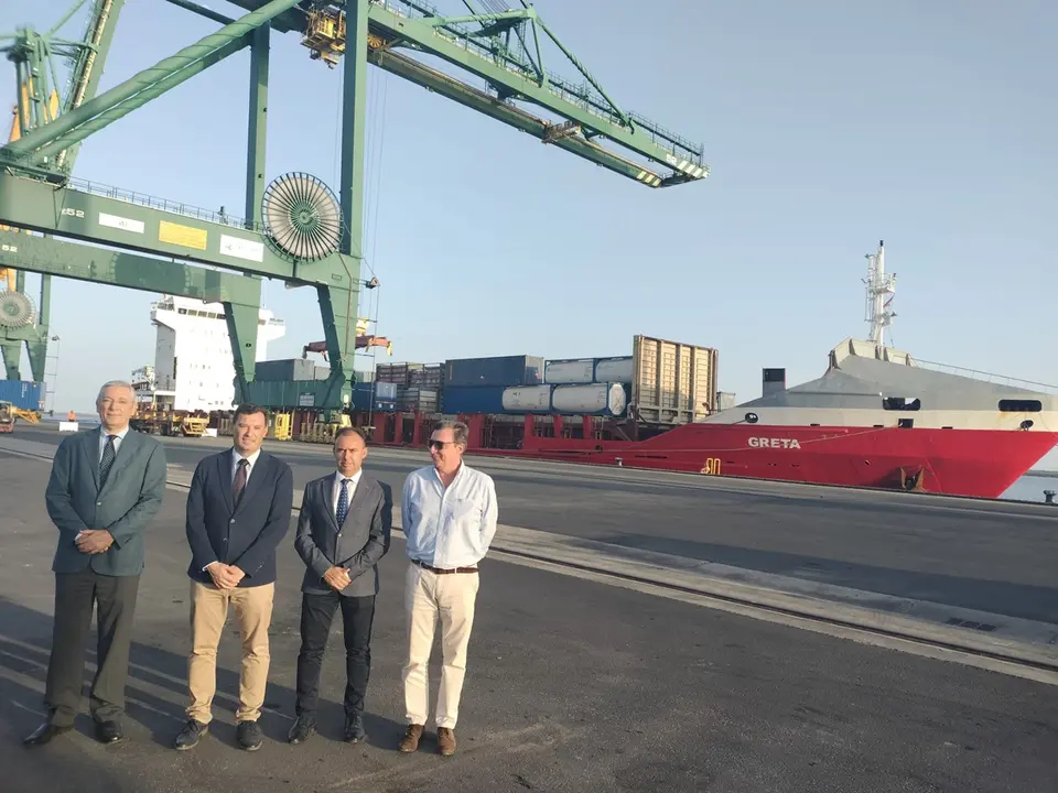 Responsables del puerto tras la presentaci&oacute;n de la l&iacute;nea
