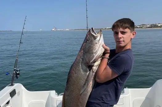 Impresionante corvina. Foto: Pesca Huelva