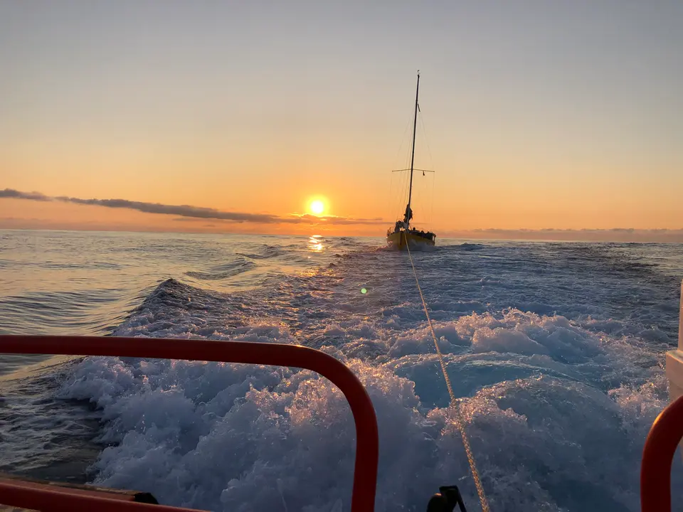 Velero remolcado por Salvamento Mar&iacute;timo