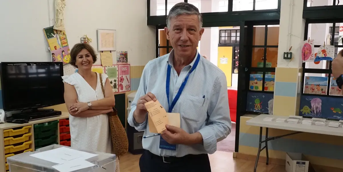Carmelo Romero muestra su papeleta