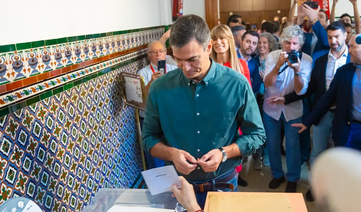 S&aacute;nchez votando