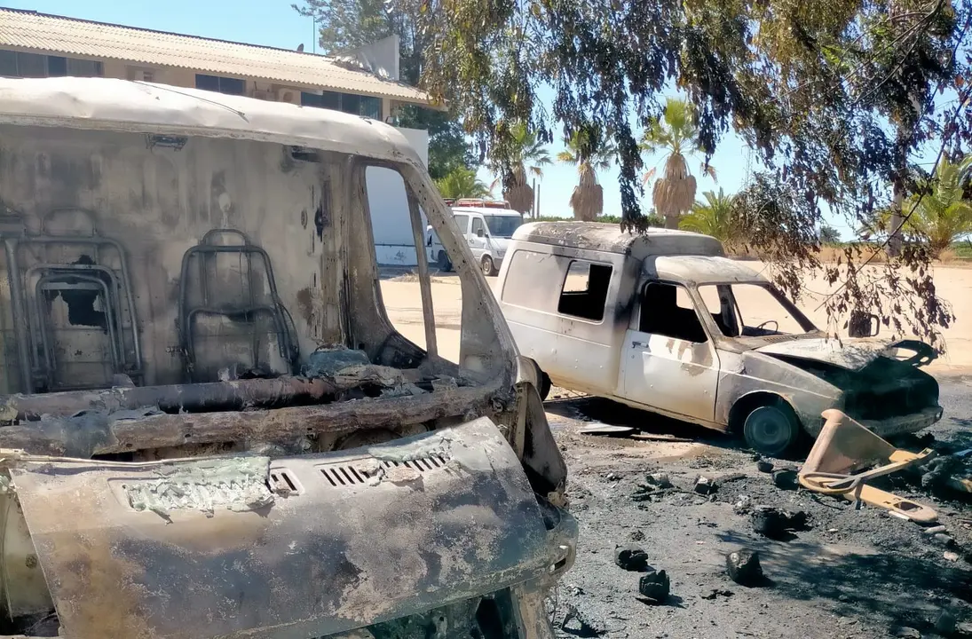Arden dos coches tras un incendio