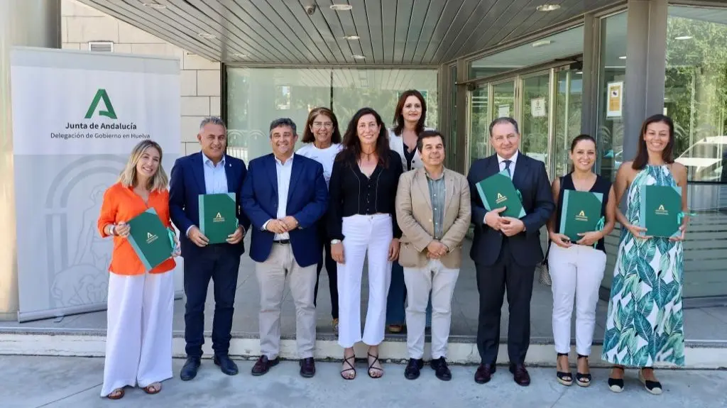 Foto de familia entrega subvenciones innovaci&oacute;n social en Huelva