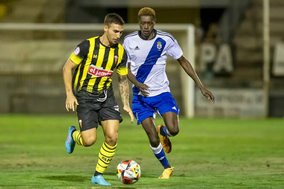 Jugadores del Recre y el San Roque tras el bal&oacute;n