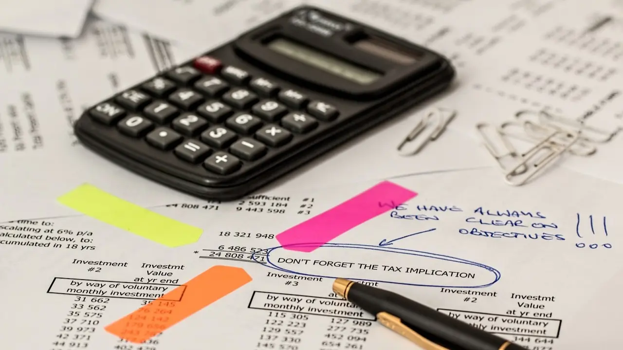Oferta de trabajo de Administrativo en Huelva capital. Imagen de Steve Buissinne en Pixabay