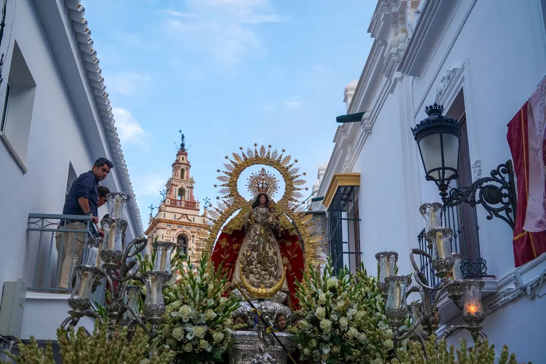 La Virgen inicia su triunfal recorrido por el pueblo