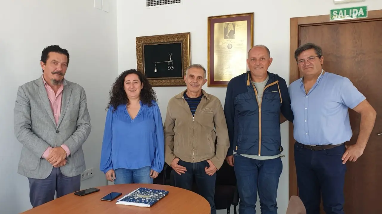 Reuni&oacute;n Plataforma del Casta&ntilde;ar con M del Mar Mart&iacute;n, diputada provincial y alcaldesa de Cortegana