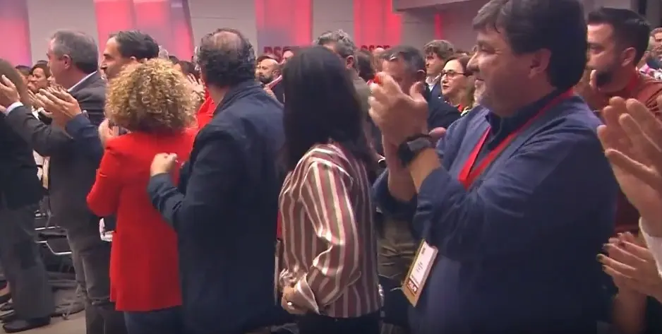 Cruz y Lim&oacute;n aplauden en el comit&eacute; federal del PSOE