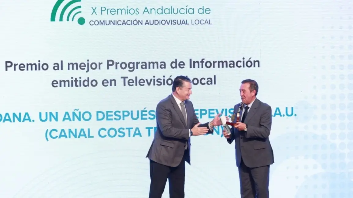 Sanz entrega el premio a Su&aacute;rez, presidente de Azahara de Comunicaciones