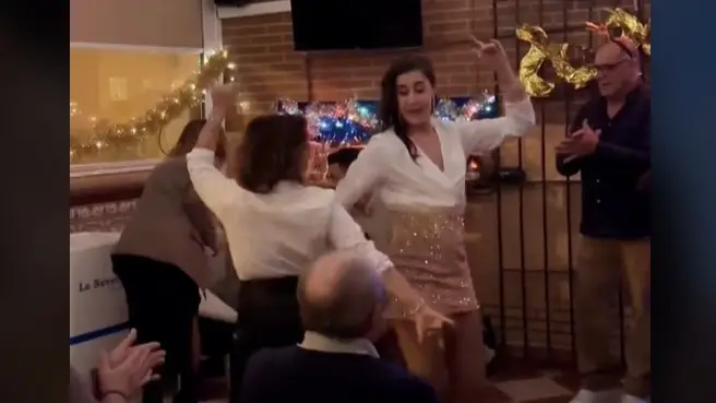 Carolina Mar&iacute;n cantando y bailando sevillanas en Nochevieja. Captura de Tiktok