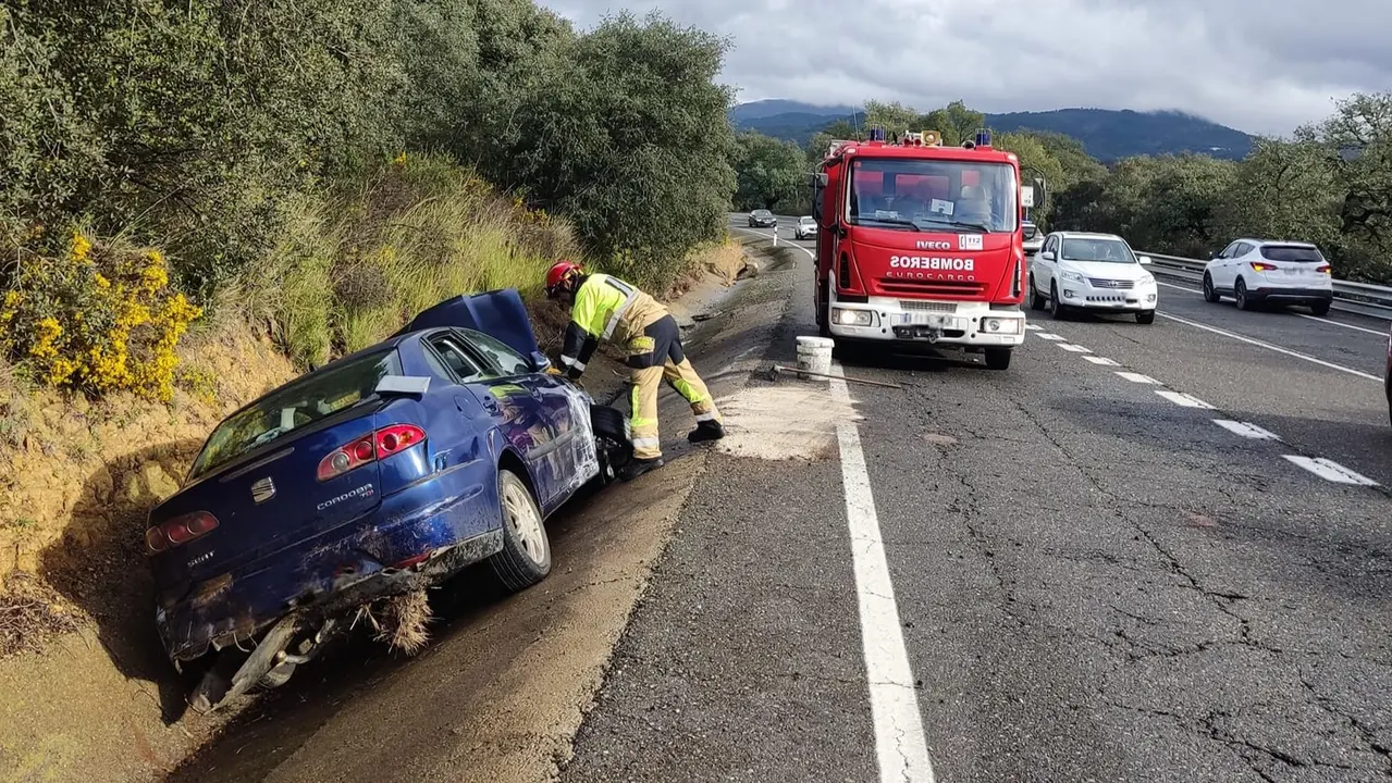 Veh&iacute;culo accidentado. Foto: Bomberos del Consorcio