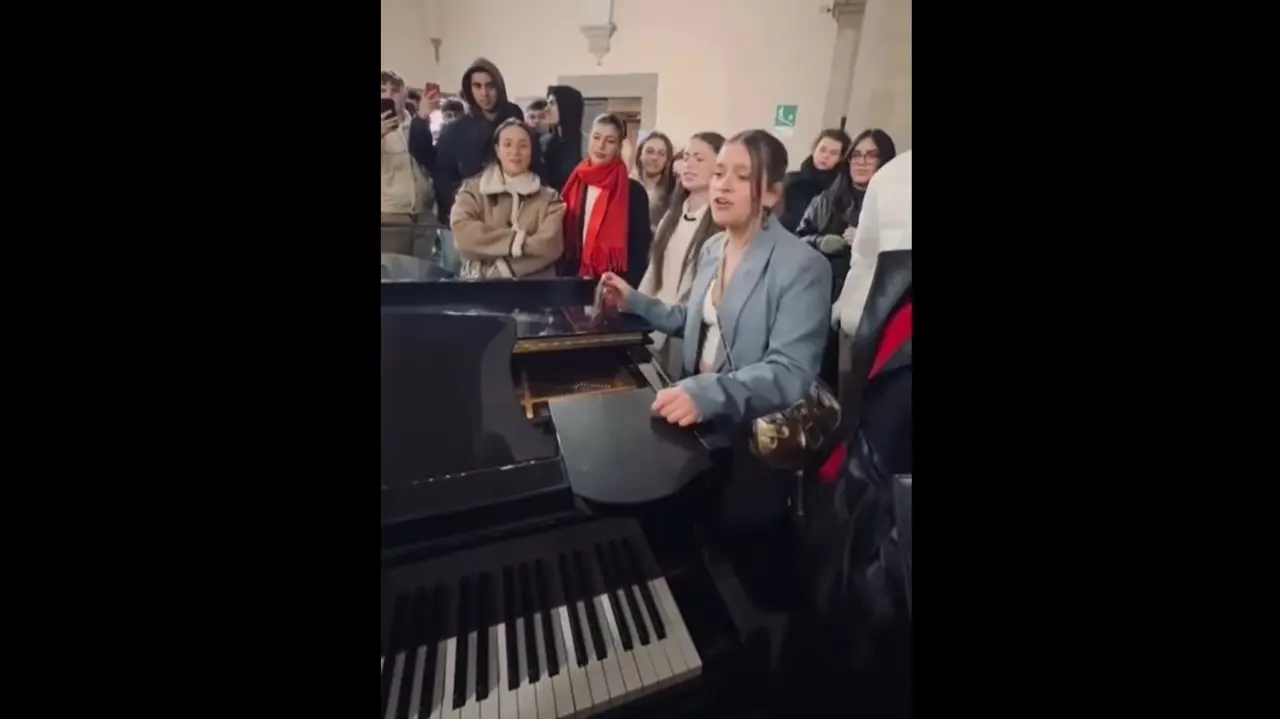 Estudiantes isle&ntilde;os cantando por Manuel Carrasco en Florencia. Captura del v&iacute;deo de El Mar de Isla Cristina