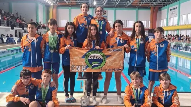 Equipo alev&iacute;n del Club Nataci&oacute;n Huelva con el trofeo