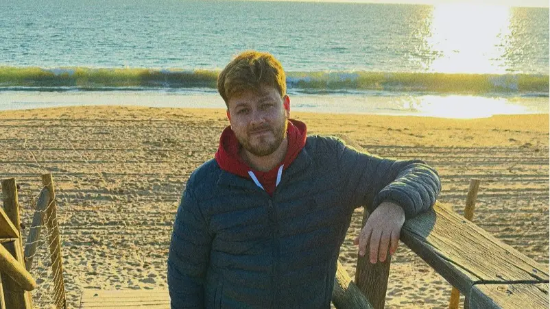 Adam Harrison (@guiriluz) en la playa de Punta Umbr&iacute;a. Foto: @guiriluz