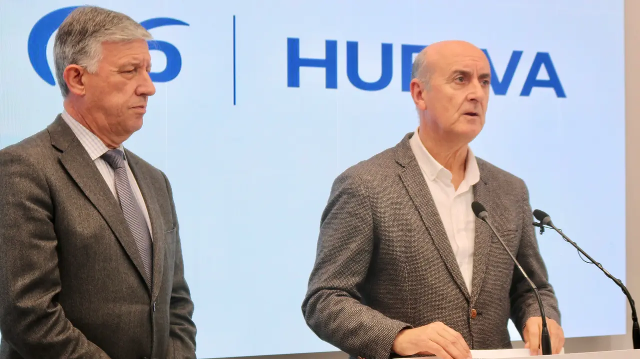 El senador del PP, Juan Manuel Gonz&aacute;lez, junto a su compa&ntilde;ero en la C&aacute;mara Alta, Carmelo Romero