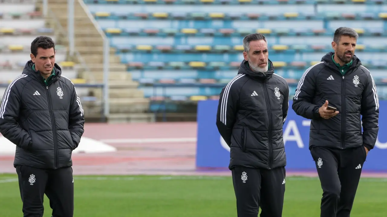 Abel G&oacute;mez y su cuerpo t&eacute;cnico Recre