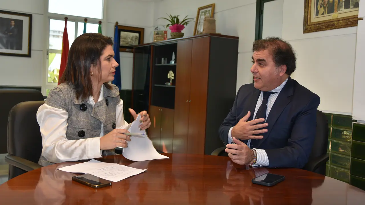 El alcalde de Punta Umbr&iacute;a, Jos&eacute; Carlos Hern&aacute;ndez Cansino, reunido con la delegada de Econom&iacute;a, Luc&iacute;a N&uacute;&ntilde;ez