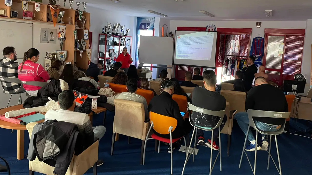 Voluntarios de Protecci&oacute;n Civil de Punta Umbr&iacute;a recibiendo la formaci&oacute;n