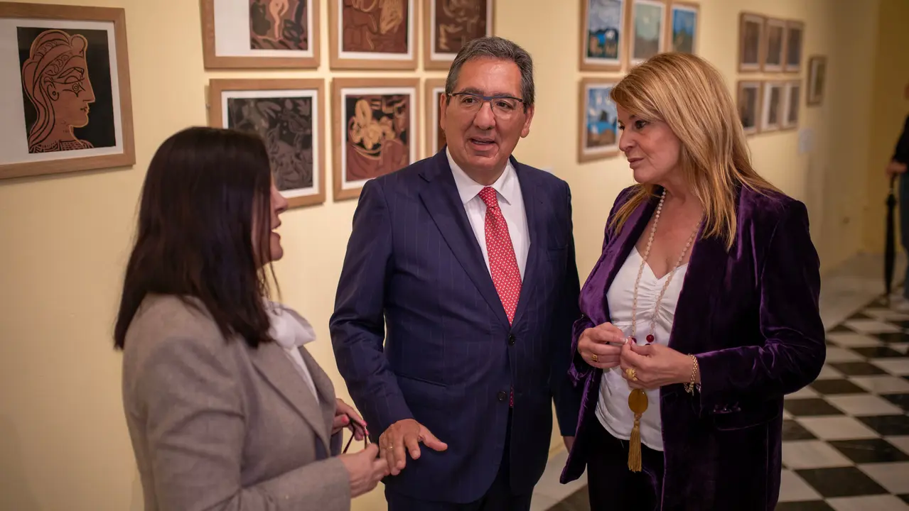 El acto de inauguraci&oacute;n ha contado con la presencia del presidente de la Fundaci&oacute;n CAJASOL, Antonio Pulido, la comisaria de la muestra, Marisa Oropesa, y la alcaldesa de Huelva, Pilar Miranda.