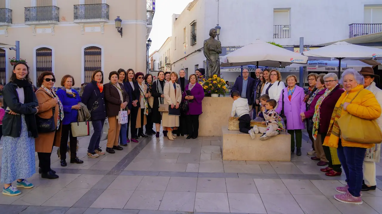 Las mujeres moguere&ntilde;as con la estatua de Zenobia Camprub&iacute;