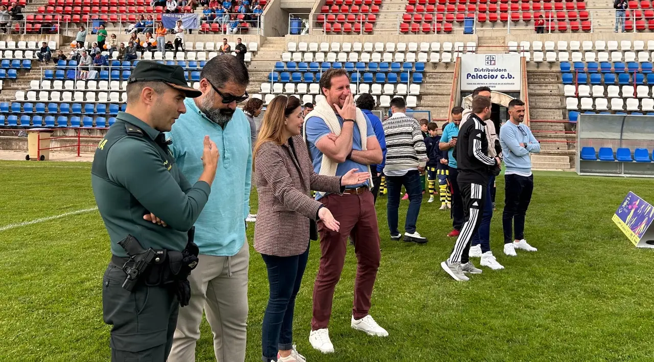 Alcalde, concejales y Guardia Civil antes de un partido del Ga&ntilde;afote Cup este s&aacute;bado en Cartaya