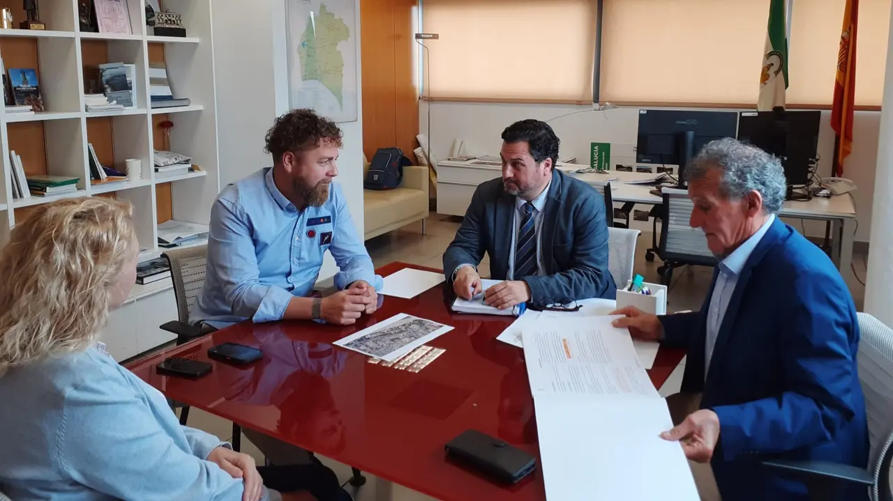Reuni&oacute;n de vecinos del Portil con el delegado de Fomento