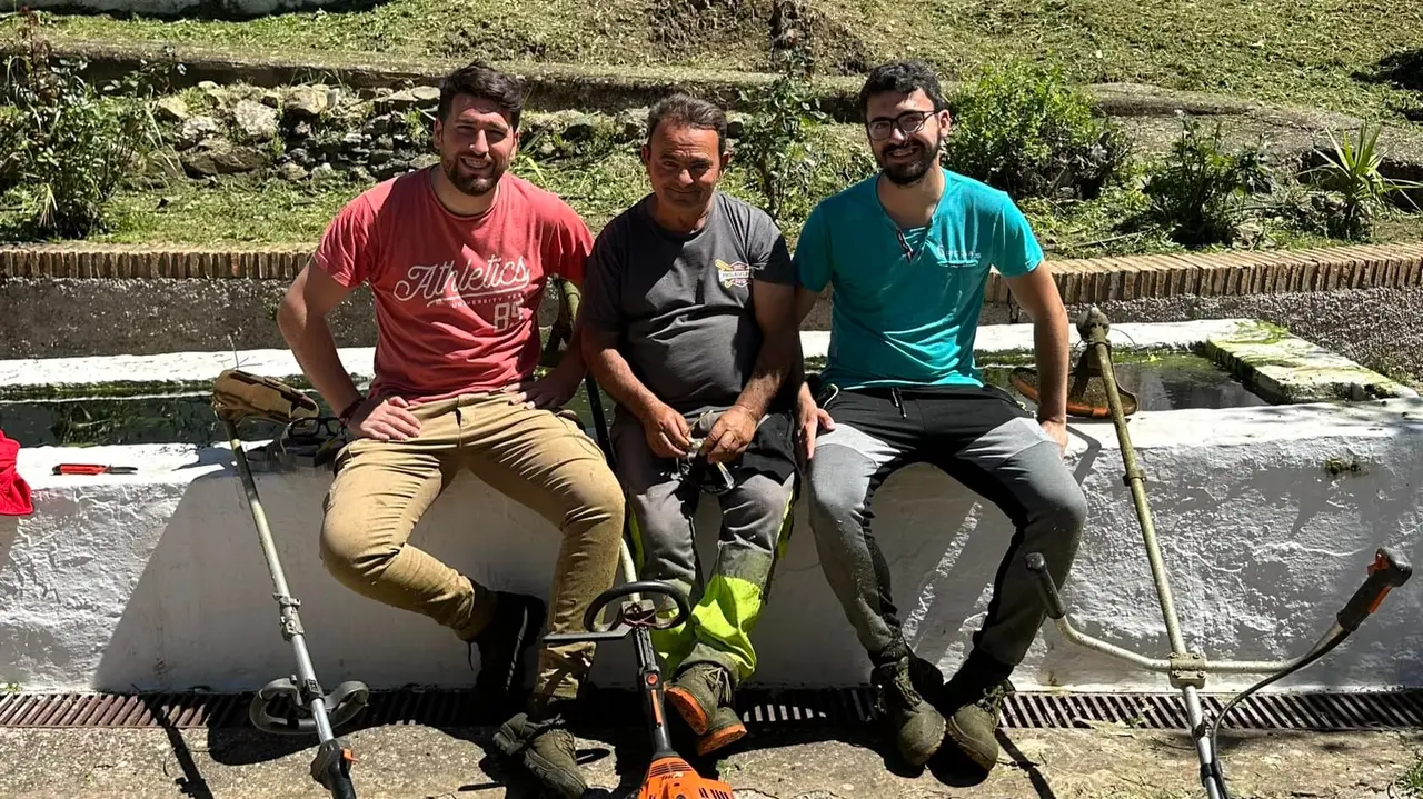El alcalde de Higuera de la Sierra, y el teniente alcalde, ayudando en las labores de desbroce en el pueblo