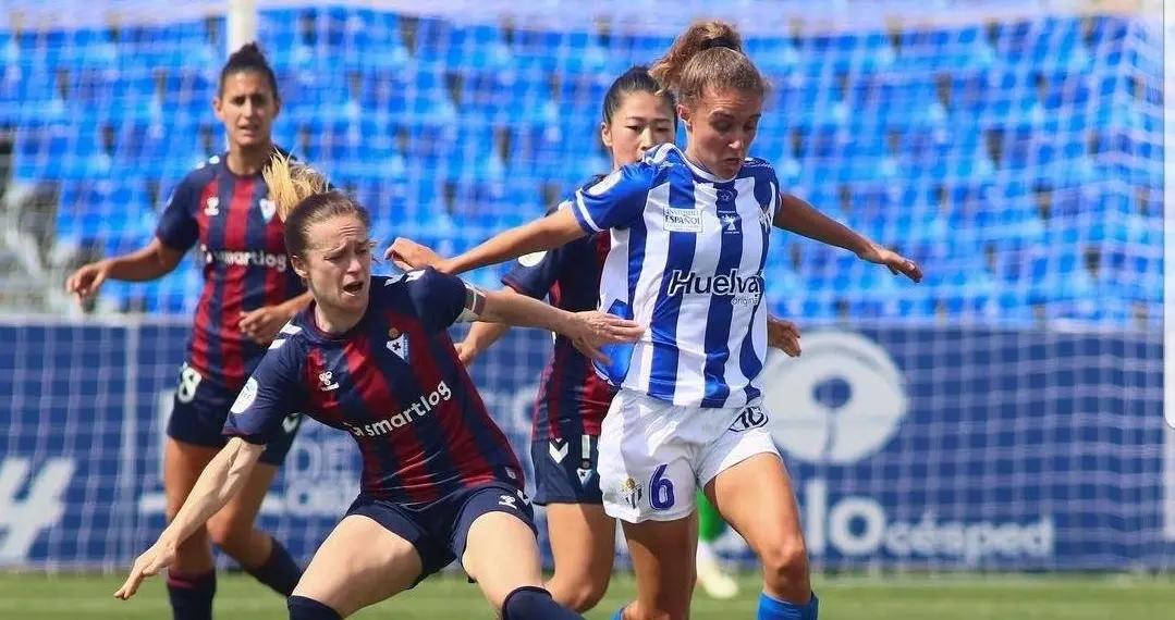 Mar&iacute;a Cienfuegos disputa un bal&oacute;n en el empate a uno frente al SD Eibar del pasado fin de semana