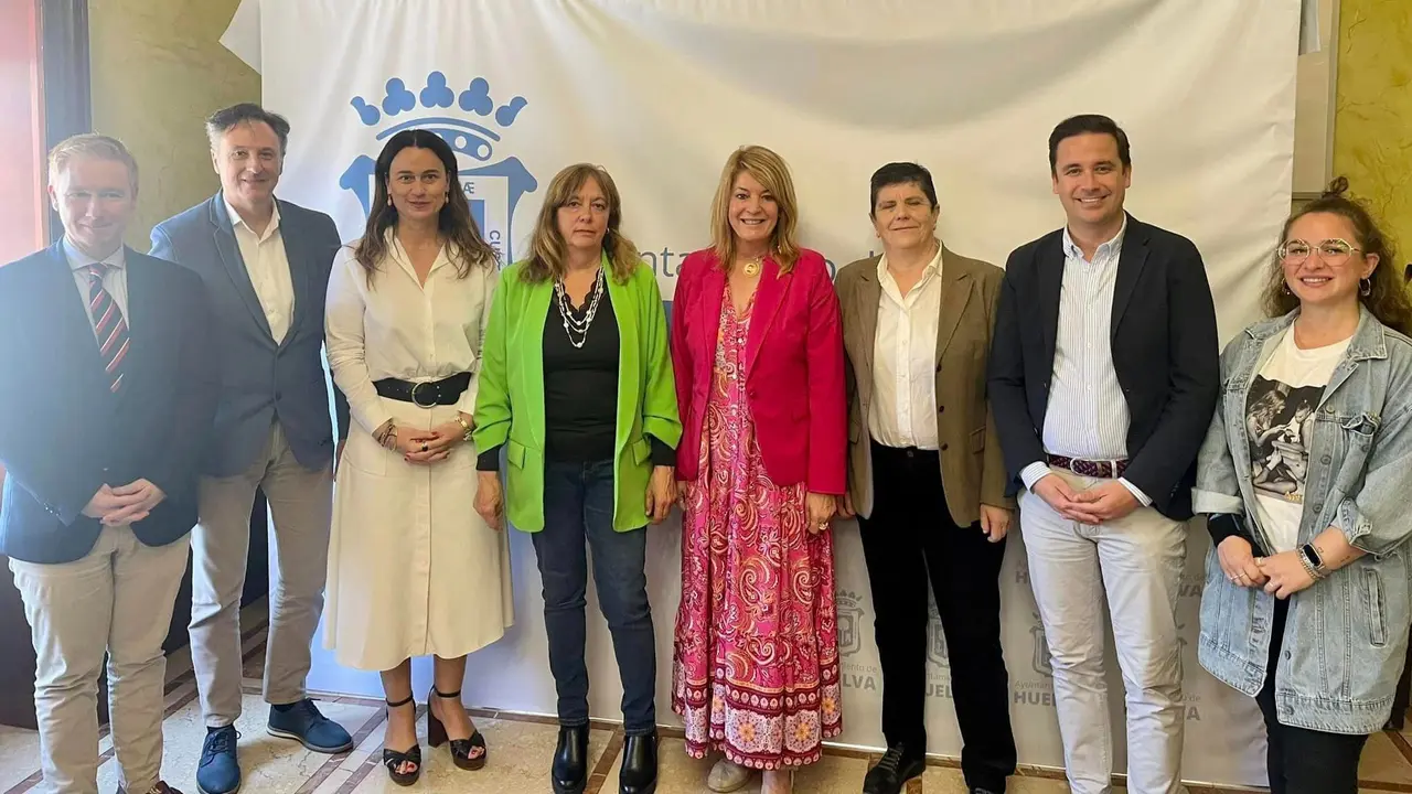 Miembros de la nueva Junta Directiva de APH con la alcaldesa y ediles de su equipo de gobierno