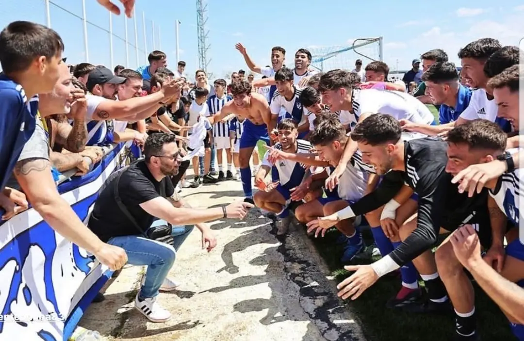 Futbolistas del Atl&eacute;tico Onubense celebrando el ascenso con los aficionados el pasado 21 de abril tras vencer al Castilleja por 2-0. Fuente: Instagram oficial de Pablo &Eacute;vora