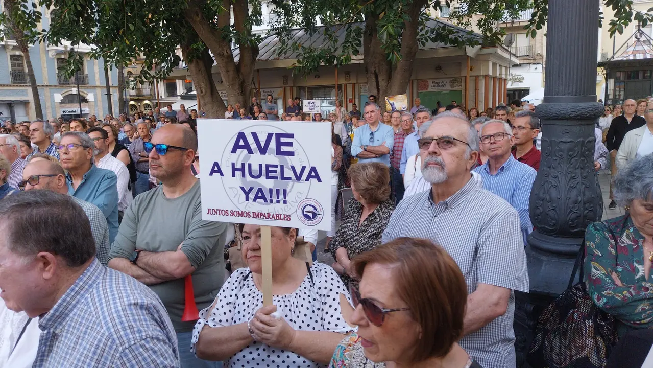 Asistentes al &uacute;ltimo acto reivindicando la alta velocidad para Huelva
